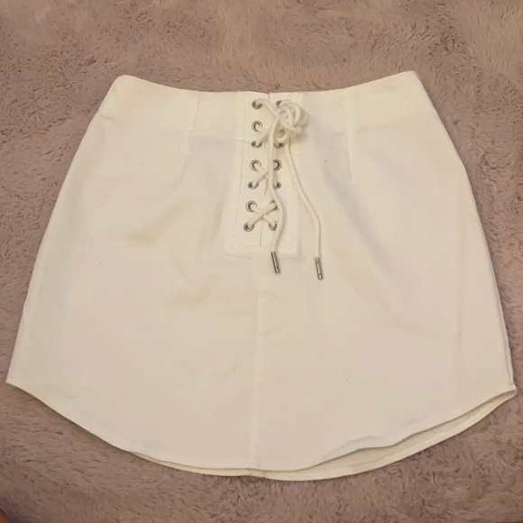 a white skirt - Picture 1 of 2